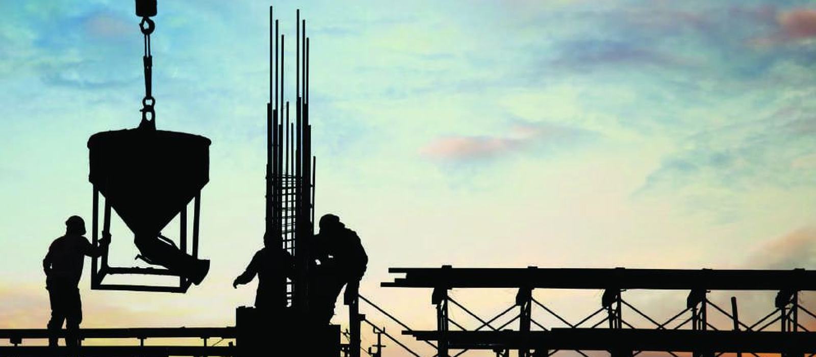 Pengecoran beton saat senja di lokasi proyek