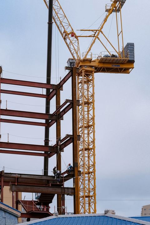 Tower crane mengangkat struktur baja