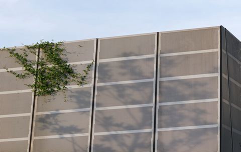 Panel fasad cladding dengan pola garis vertikal