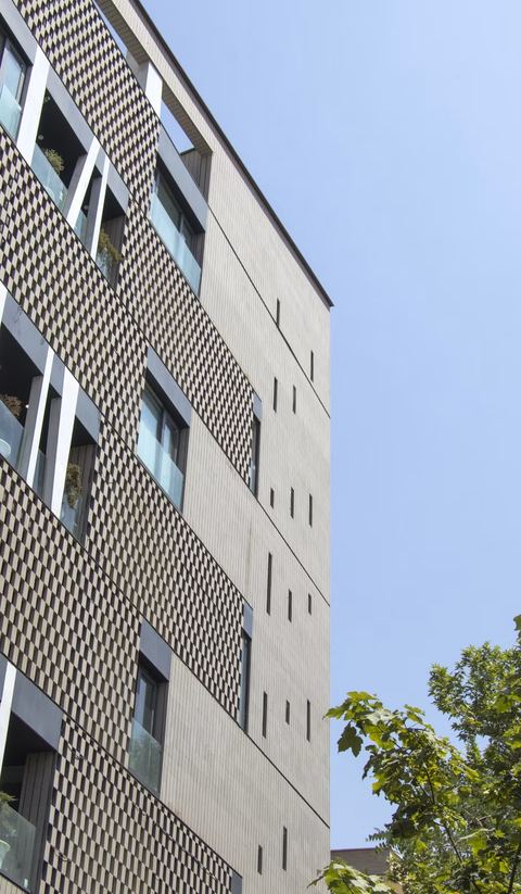 Fasad gedung dengan cladding motif diamond