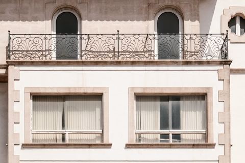 Balkon klasik dengan railing besi tempa