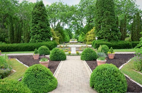 Taman simetris dengan topiary dan jalur paving