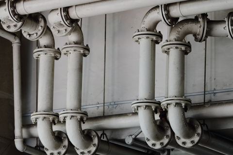 Instalasi pipa PVC dengan sambungan flange