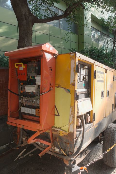 Genset dengan panel kontrol cadangan