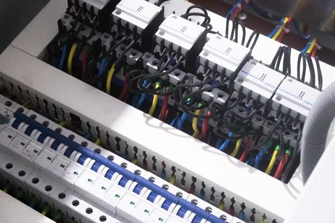 Susunan kontaktor dan MCB panel distribusi