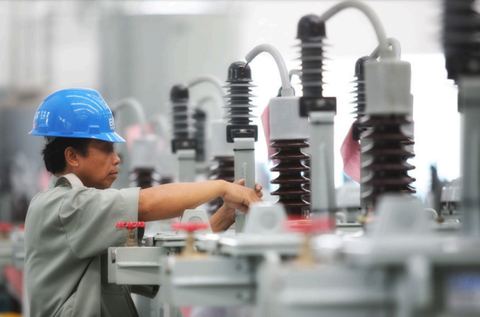 Pemasangan isolator pada instalasi gardu