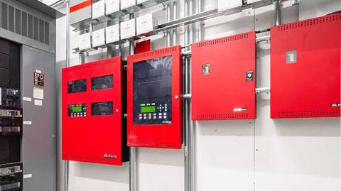 Panel kontrol alarm kebakaran di dinding