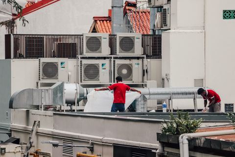 Instalasi unit kondensor AC dan ducting rooftop