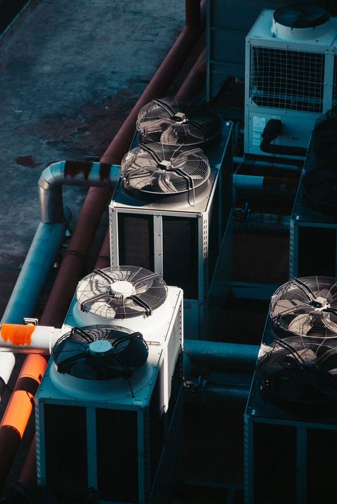 Susunan condensing unit AC di rooftop