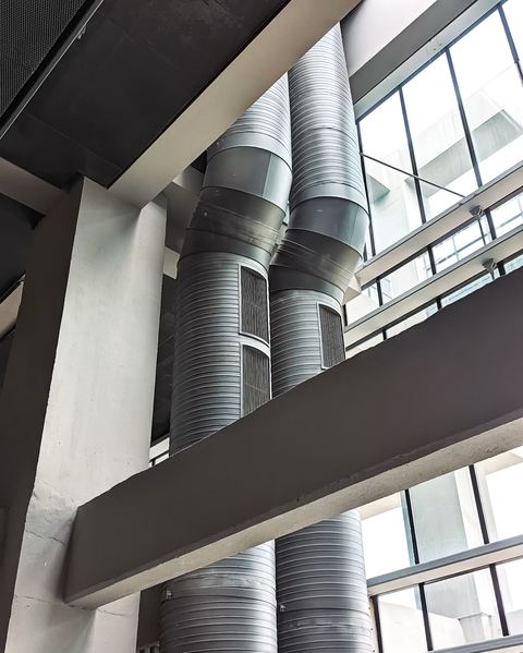 Ducting vertikal pada ruang gedung