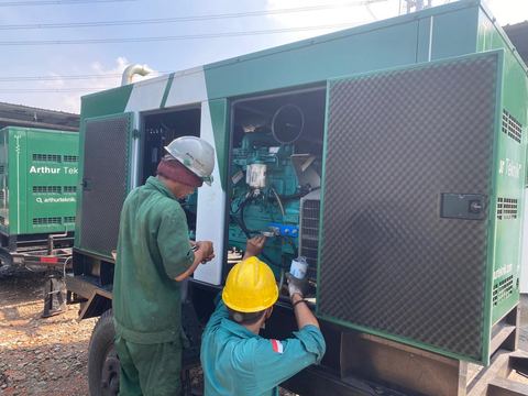 Teknisi merawat unit genset