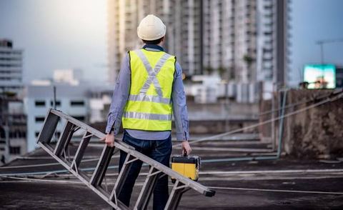 Pekerja membawa peralatan perbaikan di rooftop
