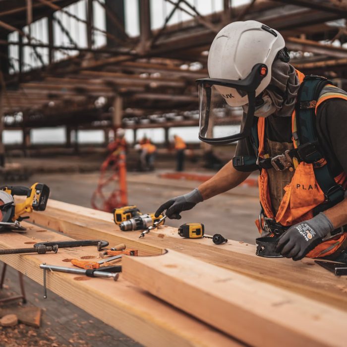 Pekerja fabrikasi rangka kayu di workshop