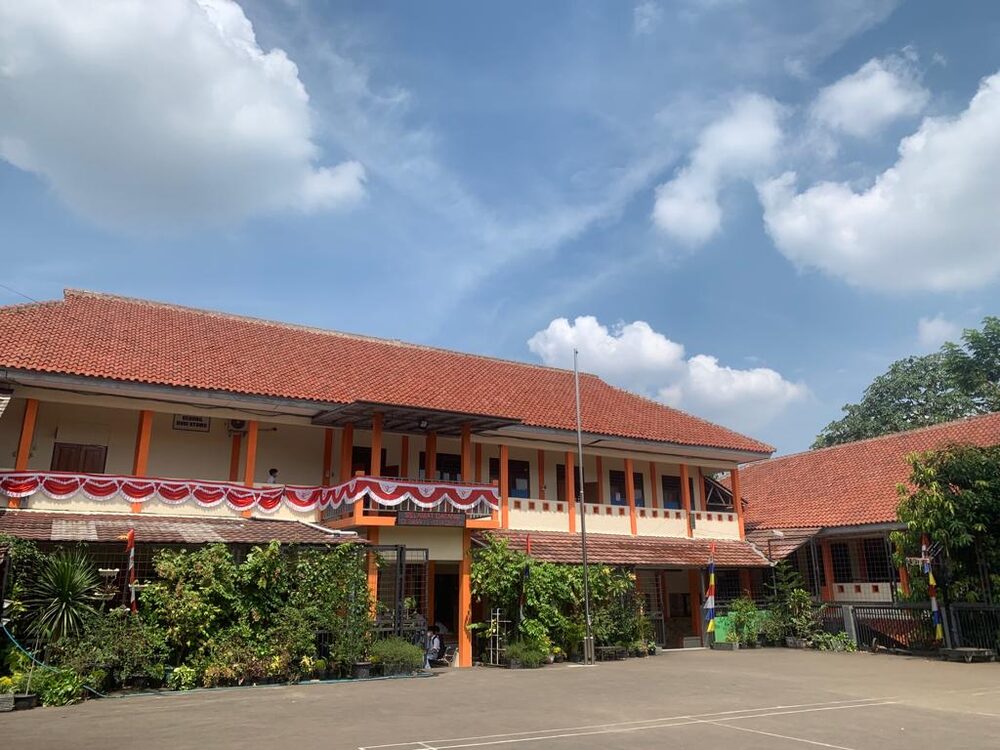Bangunan sekolah dua lantai dengan atap genteng