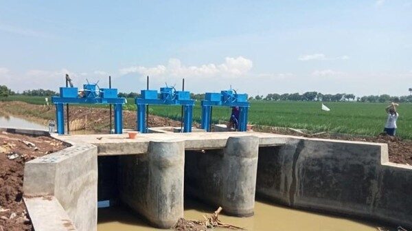 Pintu air dan bendungan irigasi dengan roda penggerak