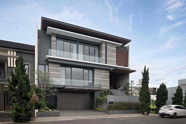 Rumah modern tiga lantai dengan fasad kayu dan kaca