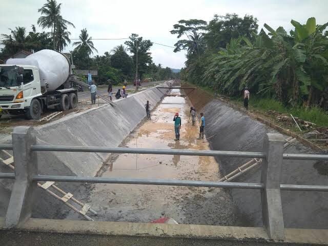 Pengerjaan saluran irigasi beton dengan mixer truck
