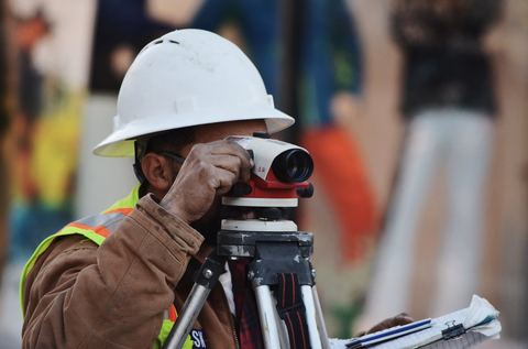 Teknisi melakukan pengujian dan survey teknis bangunan